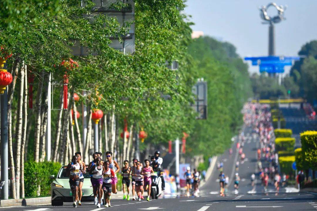 10年10亿彪马续约曼城，美资接手中资西班牙人 | 速报