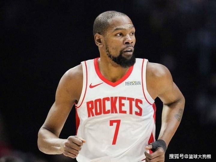 攻守兼备！卡佩拉现身火箭队训练馆，左手小勾手屡投屡中，技术太娴熟