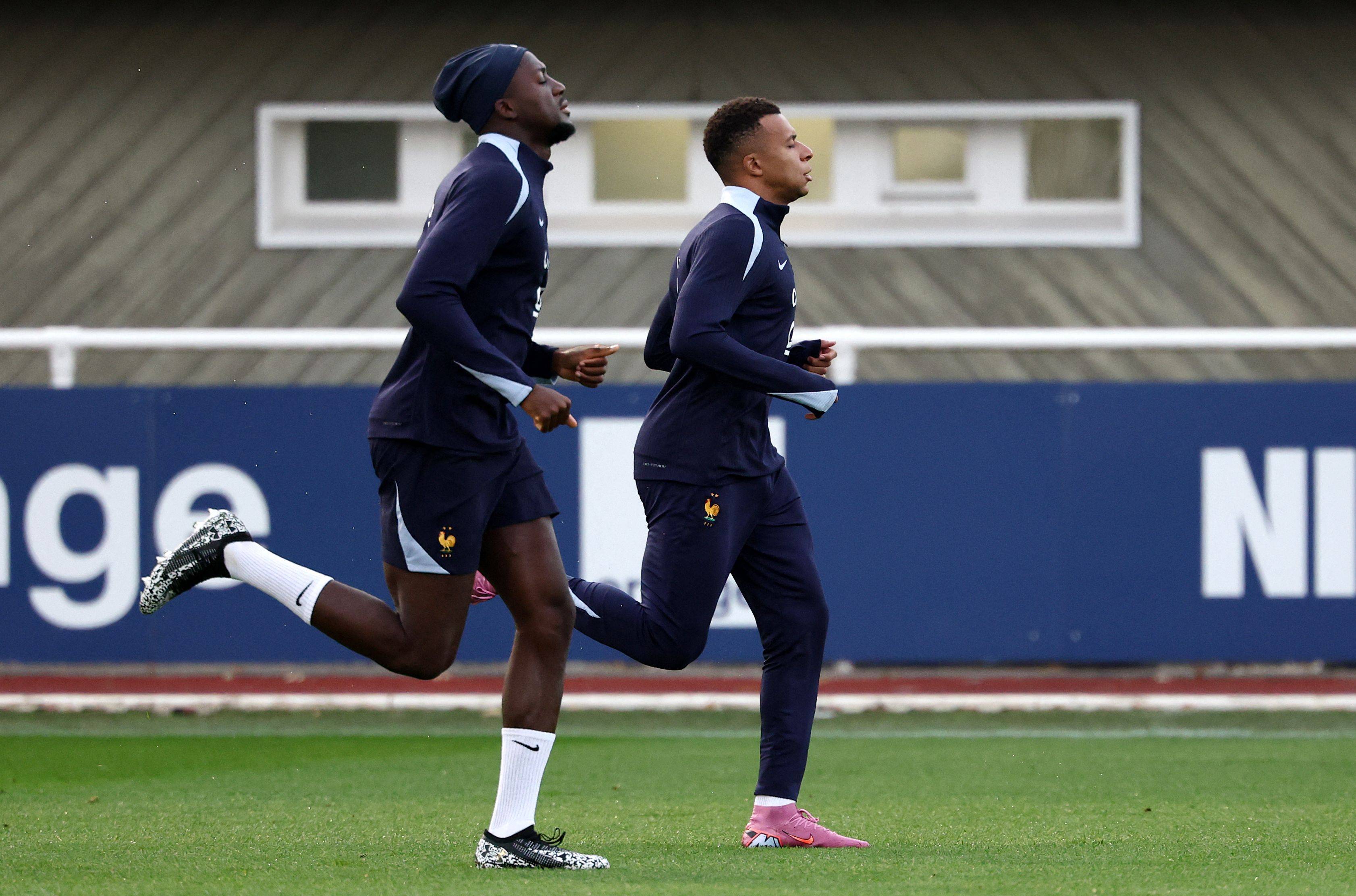 (外代二线)足球——世预赛:法国队备战